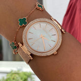 ساعة مايكل كورس دارسي النسائية بحزام شبكي ذهبي وردي MK3369